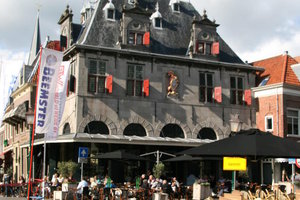 Platz “Der Rote Stein” in Hoorn, wo es viele gesellige Terassen gibt.
