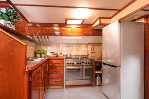 Küche, Gasherd mit 6 Flammen und Kühlschrank für Essen. Getränken Kühlschrank ist separat.
